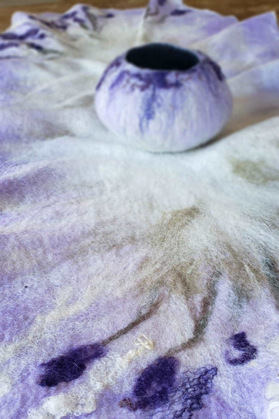 Lavender table runner to provencal style, French Country decor handmade in double side. Wool in natural cream and purple. Timeless appearl.