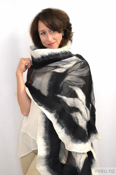 Unique shawl black and white 4399